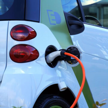 Auto elettriche: secondo un sondagggio la Svizzera dice NO