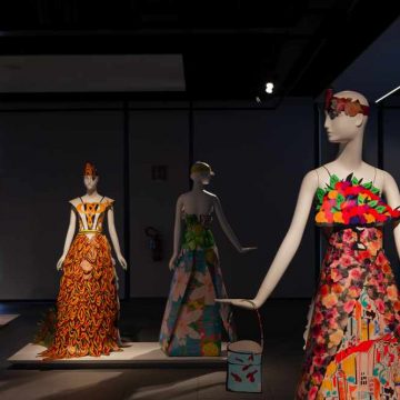 La mostra degli abiti-scultura sostenibili di Caterina Crepax a Fondazione FRI prorogata al 27 febbraio