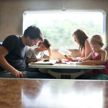 Viaggiare in treno con i bambini: i passatempo da fare insieme e altri consigli utili