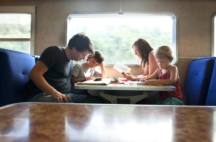 Viaggiare in treno con i bambini: i passatempo da fare insieme e altri consigli utili