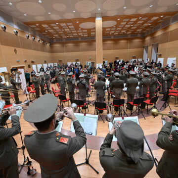 Music for Peace: la Banda dell’esercito Esercito Italiano suona per un concerto organizzato da Books for Peace dedicato ai genitori di ragazzi con disabilità