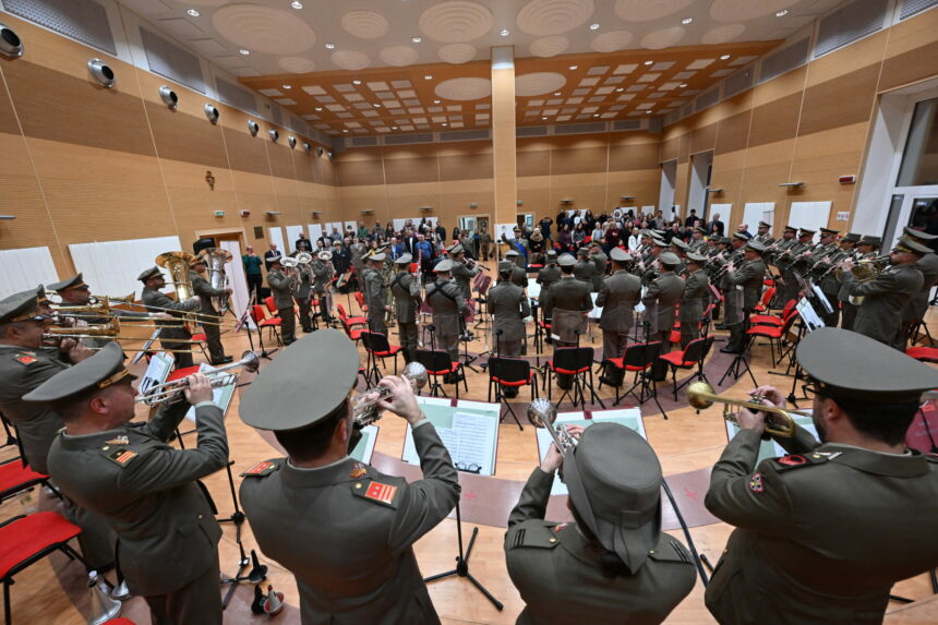 Music for Peace: la Banda dell’esercito Esercito Italiano suona per un concerto organizzato da Books for Peace dedicato ai genitori di ragazzi con disabilità