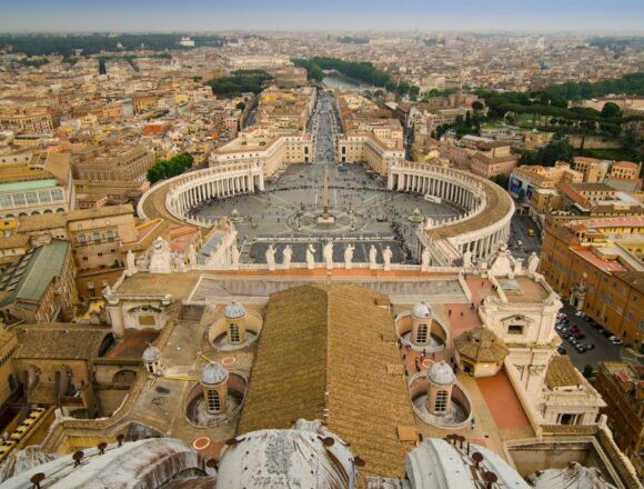 Papa Francesco sta male e in Vaticano litigano già per il successore – La mia risposta a Vittorio Feltri (Video editoriale)