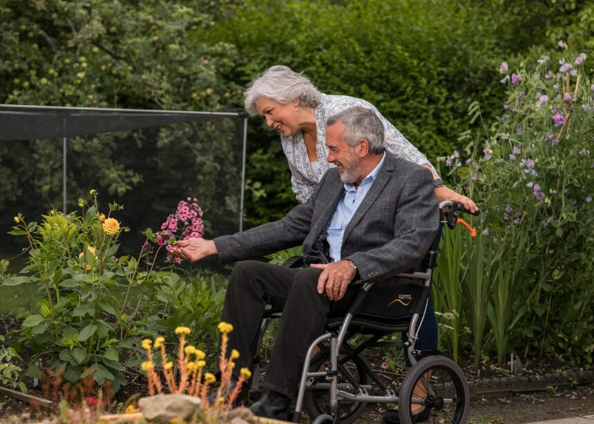 Boom dei caregiver familiari: come cambia l’assistenza agli anziani?